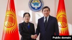  Асеин Исаев (оңдо) жана  Лю Цзянпин (солдо). Бишкек. 9-январь, 2025-жыл.