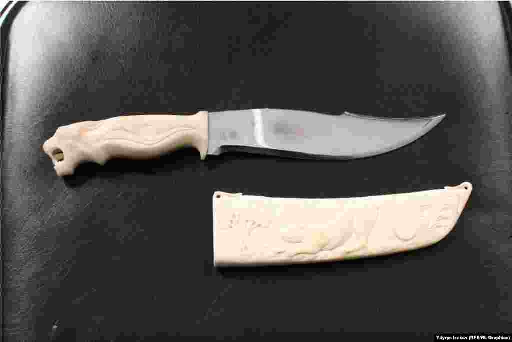 Уста өлгөн кайберендердин сөөк, мүйүздөрүн чогултуп, аны атайын станок менен кесип алат. Анан аларды тиш оңдоочу станоктун жардамы менен оюп, каалаган буюмун келиштире жасайт. Ал бул өнөрдү орус усталардан өздөштүрүп калган.&nbsp;