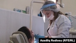 Azerbaýjanly diş lukmany Aýnur Alakbarowa.