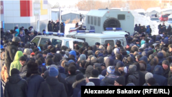 Муҳоҷирон дар назди идораи муҳоҷирати вилояти Томск