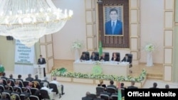 Türkmenistanyň Senagatçylar we telekeçiler partiýasyny döretmek boýunça gurultaýyň geçirilýän pursady. Aşgabat, 21-nji awgust, 2012.