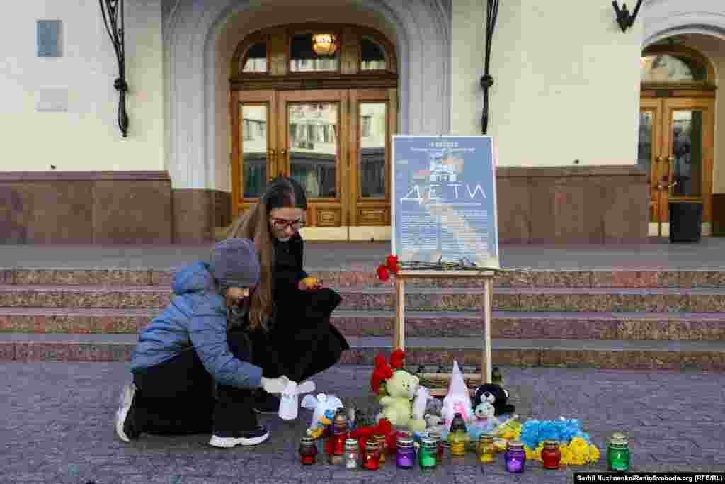 Також люди залишали на місці пам'яті маленьких білих паперових ангеликів
