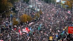 Рака людзей на вуліцы Машэрава ў Менску