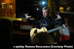 Лявон Вольскі падчас аднаго з канцэртаў за мяжой. Пасьля 2020 году вялікая колькасьць беларускіх музыкаў вымушана жыве за мяжой