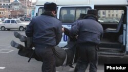 Ոստիկանները Հանրապետության հրապարակից բերման են ենթարկում ակտիվիստ Վարդգես Գասպարիին, Երեւան, 3-ը մարտի, 2011թ.