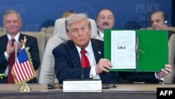 ABŞ prezidenti Donald Tramp Şarm əl-Şeyxdə Qəzza sammiti zamanı imzalanmış sənədi nümayiş etdirir. 13 oktyabr 2025