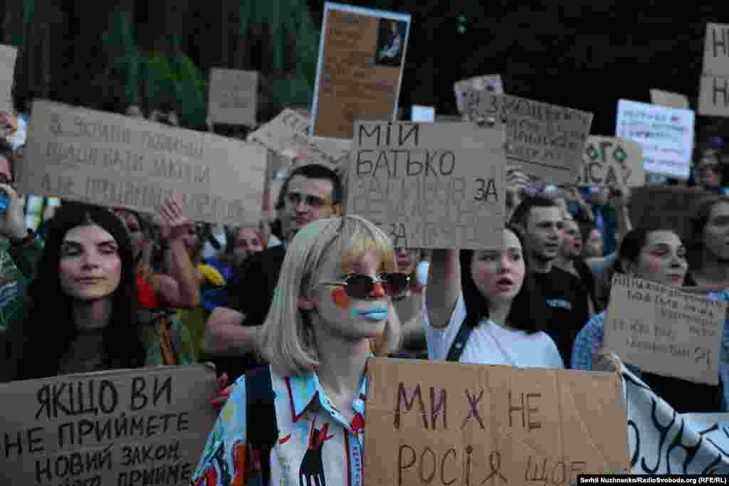 «Сьогодні я уособлюю нашу владу», – каже учасниця акції Віталіна. «У мене достатньо екстравагантний вигляд і я б хотіла, щоб влада бачила, який вона має вигляд в очах цих людей», – додає вона