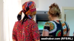 Türkmenistanda bankomatdan pul çekýän zenanlar