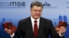 Президент України Петро Порошенко демонструє на Мюнхенській конференції з безпеки військові квитки та паспорти військовослужбовців Росії, які були здобуті в зоні бойових дій на Донбасі. Мюнхен, 7 лютого 2015 року (ілюстраційне фото)