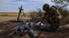 Украинский военнослужащий проверяет минометные снаряды во время военных учений в Херсонской области, 1 августа 2024 года