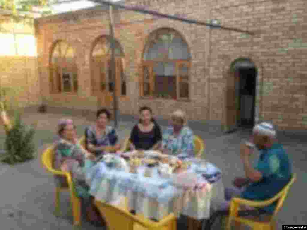 дар хонаи падарӣ дар ноҳияи Бобоҷон Ғафуров