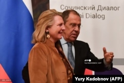 Міністр закордонних справ Росії Сергій Лавров та його тодішня австрійська колега Карін Кнайсль під час церемонії створення російсько-австрійського громадського форуму «Сочінський діалог» за підсумками їхньої зустрічі в Москві, 12 березня 2019 року
