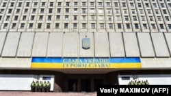 Будівля Центральної виборчої комісії України у день президентських виборів. Київ, 31 березня 2019 року