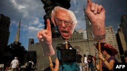 Демократиялык партиянын талапкерлиги үчүн Хиллари Клинтон менен атаандашкан Берни Сандерстин тарапкерлери.