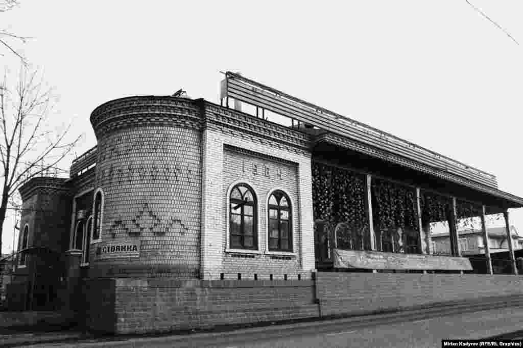 Чайхана &laquo;Сузак&raquo; была построена в 1984 году. Здесь любили посидеть за чашкой зеленого чая аксакалы. Теперь это большой ресторан для тоев.