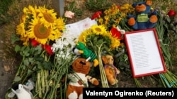 Цветы на месте гибели четырехлетней Лизы, попавшей в Виннице под российский ракетный обстрел 14 июля 