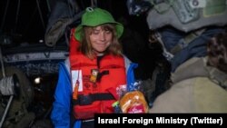 Судячи зі знімків, опублікованих міністерством закордонних справ Ізраїлю, Тунберг відправили літаком до Франції