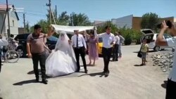 КАРАНТИНДАГИ ТЎЙ: Бир магнитофон, 5 кило ош, тўрт қўшни ва қариялар фотиҳаси