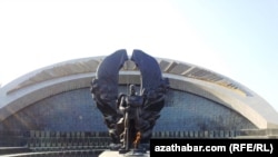 S.Nyýazowyň kakasyna gurlan monument