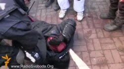 Украинада протестчылар милиционерларны кулга алды