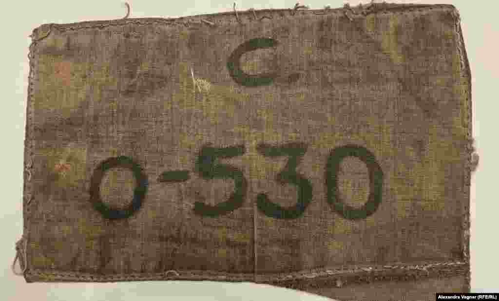 &quot;Всех нас &quot;украсили&quot; номерами, как в фашистском лагере. Казалось бы, что на тряпочках с номерами, нашитых на одежду, нет ничего странного. Но эти тряпочки лишали нас имен и возраста и ставили на нас клеймо, как на скоте. За отсутствие номера на одежде наказывали&quot;., - написала в своих мемуарах о лагерной жизни Хава Волович. Она отбывала наказание в Озерлаге&nbsp;по обвинению в антисоветской агитации.&nbsp;