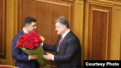 Петро Порошенко жана Жогорку Раданын жаңы шайланган спикери Владимир Гройсман.