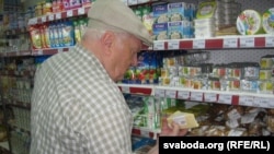 Antaniuk bilen onuň aýaly Swetlananyň häzir takmynan 300 dollara barabar bolan aýlygynyň 2/3 bölegi azyk harytlaryna gidýär. 