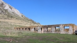 Развалины жилых бараков спецлагеря № 0016.