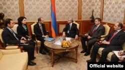 Հայաստան - Նախագահ Սերժ Սարգսյանը ընդունում է Արժույթի միջազգային հիմնադրամի հայաստանյան առաքելության ղեկավար Մարկ Հորթոնին (կենտրոնում) եւ Հայաստանում հիմնադրամի մշտական ներկայացուցիչ Գիերմո Տոլոսային (ձախից), Երեւան, 29-ը ապրիլի, 2013թ.