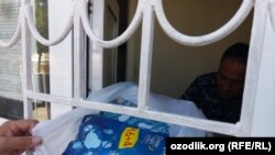 Asakalik uch oylik chaqaloqning onasi bo‘lgan 23 yashar gumonlanuvchining Andijon tergov izolyatorida saqlanayotgani aytildi.