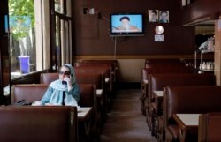 Посетительница ресторана в Тегеране, 26 мая 2020 года