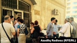 Бакуда Лейла жана Ариф Юнустун сотуна чогулгандар.