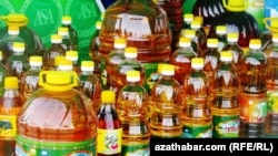 Garaşsyzlyk ýyllarynda döwlet we hususyýetçiler tarapyndan öndürilýän önümleriň köp bölegi bazardyr dükanlarda peýda boldy.