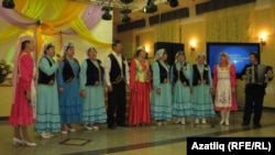 "Бәхет" ансамбле җырлый