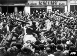 Чехи оточені радянськими танками, Прага, 25 серпня 1968 року