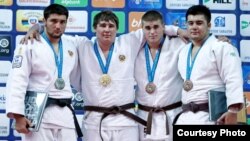 Хуршед Маҷидов (Нафари аввал аз тарафи рост)