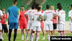 Сборная Таджикистана играет с командой Ирака. Фото Федерации футбола Таджикистана.