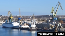 Плавучие краны «Севастополь» и «Григорий Просянкин» у причала Севморзавода, ноябрь 2021 года