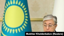 Saýlawlarda häkimiýet başyndaky Nur Otan partiýasynyň hödürlän kandidaty – Kasym-Žomart Tokaýewiň ýeňiş gazanmagyna garaşylýar.