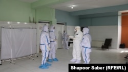 داکتران ملبس با لباس محافظتی در شفاخانه هرات