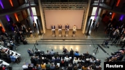 Лидер ХДС Фридрих Мерц, лидер ХСС Маркус Зедер, лидеры СДПГ Саски Эскен и Ларс Клингбейль во время пресс-конференции после достижения соглашения о создании коалиционного правительства, Берлин, Германия, 9 апреля 2025 года