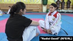 Фотима ва Зӯҳро Холоваҳо.