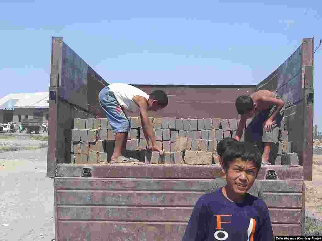 В сезон один такой кирпич стоит 2.5 сома, жженый кирпич стоит 6 сомов