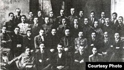 Төрле сәяси оешмаларга кергән татар-башкорт сәясмәннәре. Икенче рәттә: сулдан дүртенче - Ильяс Алкин, уңнан өченче - Галимҗан Ибраһимов (1918)