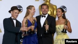 (Зліва направо) Переможці премії оскар: найкраща чоловіча роль другого плану Марк Райленс, найкраща актриса Брі Ларсон, найкращий актор Леонардо Ді Капріо та найкраща жіноча роль другого плану Алісія Вікандер. 28 лютого 2016 року 