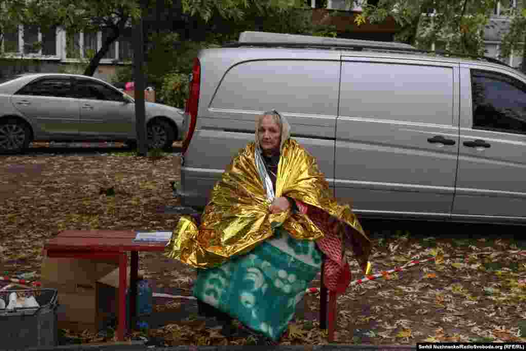 Деснянський район Києва. Жінка біля будинку, який зазнав атаки