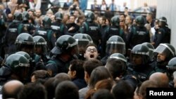 Каталониянын шайлоо бекеттериндеги тирешүүлөрдүн бири. 1-октябрь, 2017 