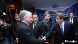 Հայաստանի և Թուրքիայի արտգործնախարարները ողջունում են միմյանց «Արմենիա Մարիոթ» հյուրանոցում: 12-ը դեկտեմբերի, 2013թ.