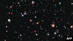 Kosmos giňişligi. Hubble kosmos teleskopynda edilen surat.
