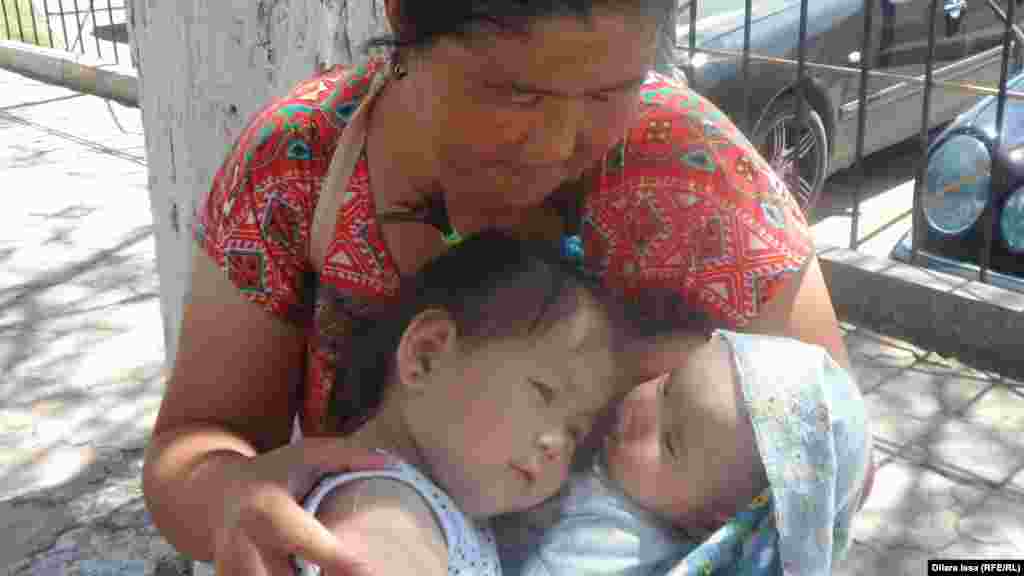 Шолпан Омирбаева с четырехмесячным ребенком. Ее муж Галымжан Тажиев переехал первым в надежде скорее найти работу.